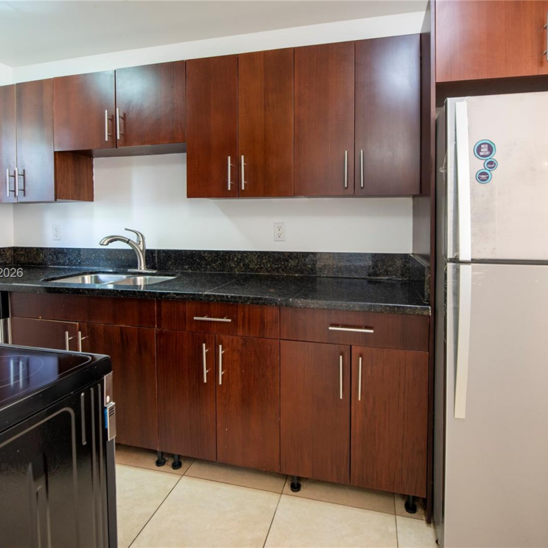 Apartamento 2/1.5 en Dania Beach — $2,000/mes
