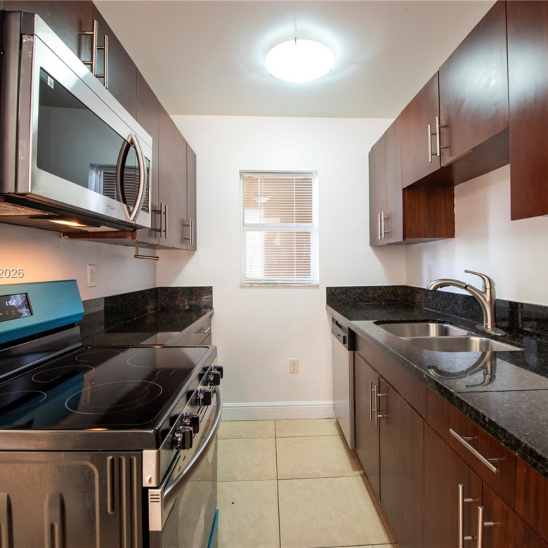 Apartamento 2/1.5 en Dania Beach — $2,000/mes